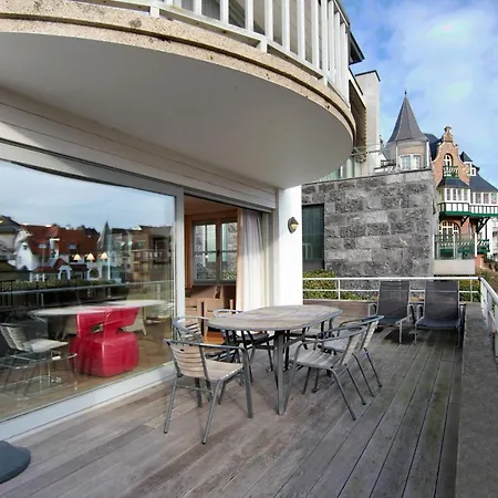 Fairway Apartment *